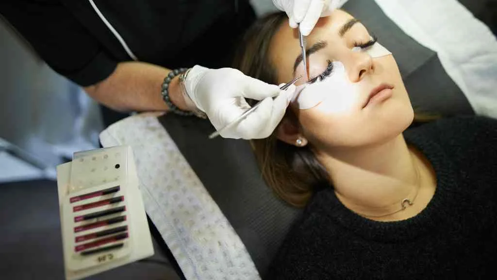 lash tech putting lash extensions on customer